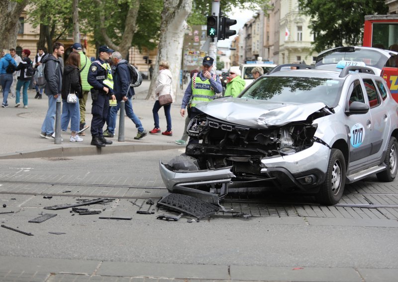 Sudar dva taksija u centru Zagreba, jednu osobu odvezla hitna