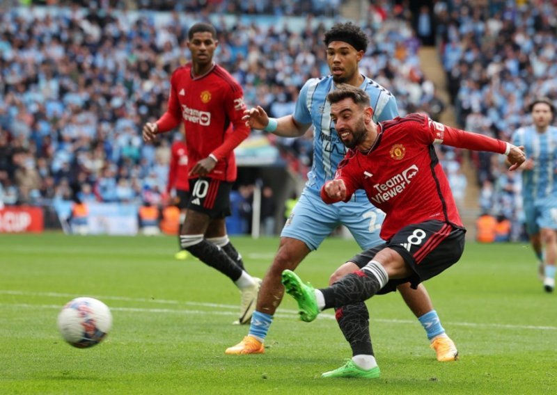 Manchester United prosuo tri gola prednosti pa tek nakon penala izborio finale FA kupa