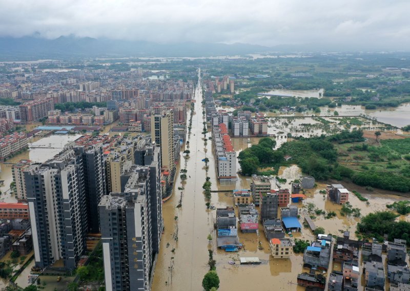 Spasioci hitno evakuiraju ljude zarobljene u poplavama u Guangdongu