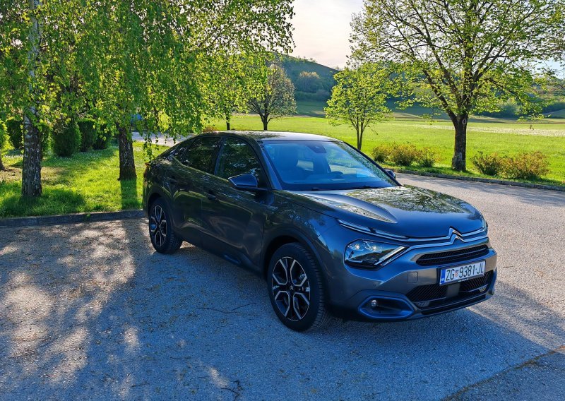 Vozili smo Citroën ë-C4 X: Udobni električni crossover fastback siluete je i prostrana limuzina