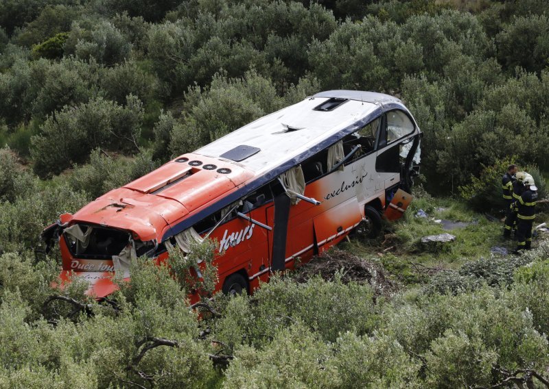 Autobus sletio u provaliju kod Makarske. Oglasio se vlasnik vozila i otac vozača