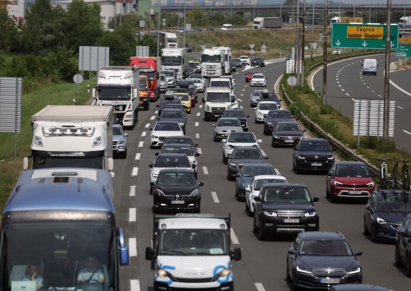 Na A1 vozi se u koloni u pokretu, na A3 izgorio auto, a vozilo u kvaru u tunelu na A7