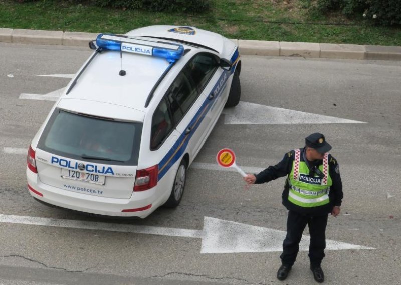 U teškoj nesreći u Petrinji poginuo motociklist