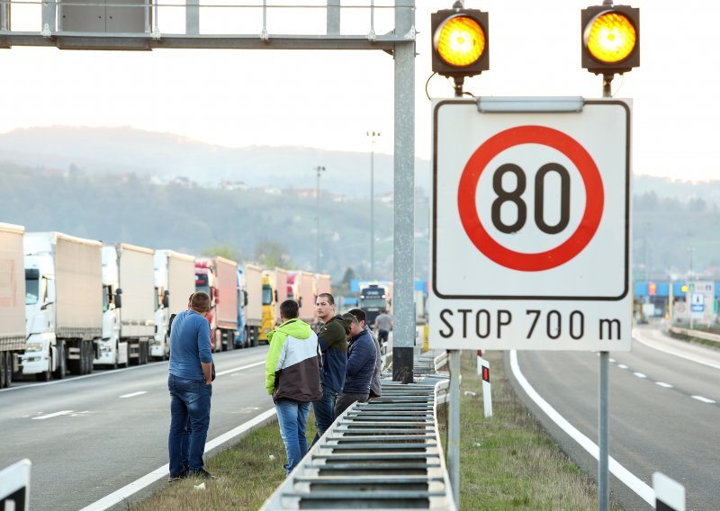 Kamioni u koloni na Bregani čekaju na ulaz u Sloveniju
