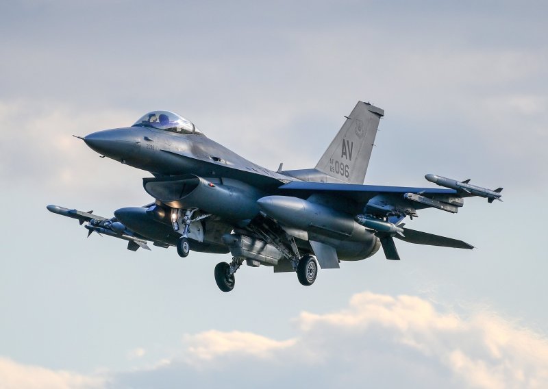 Ukrajina dobiva borbene avione F-16 već ovo ljeto