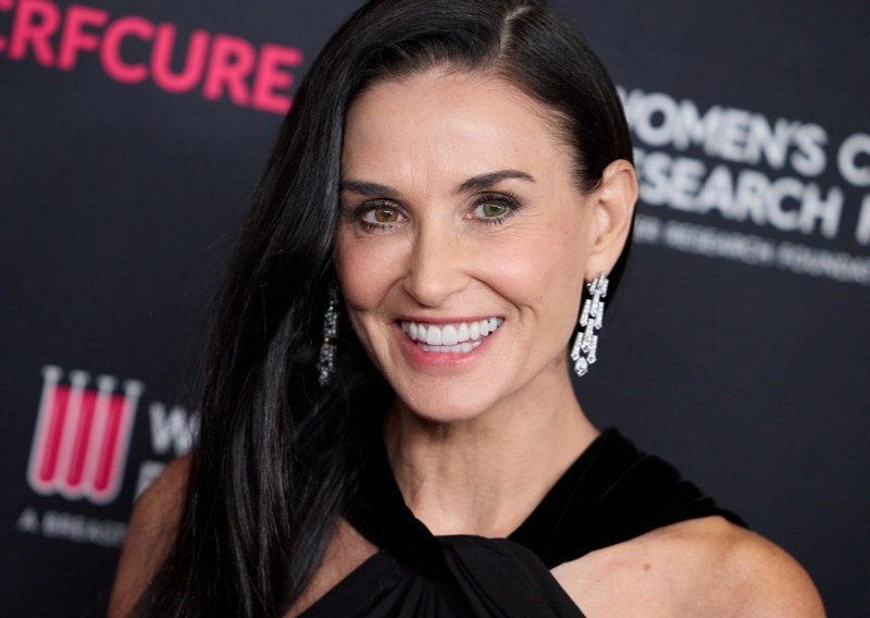 Zanosne obline i vitka linija: Demi Moore u 61. godini plijeni pažnju u minijaturnom badiću