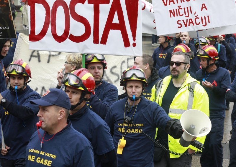 Pogledajte poruke vatrogasaca s kojima su se prošetali središtem Zagreba