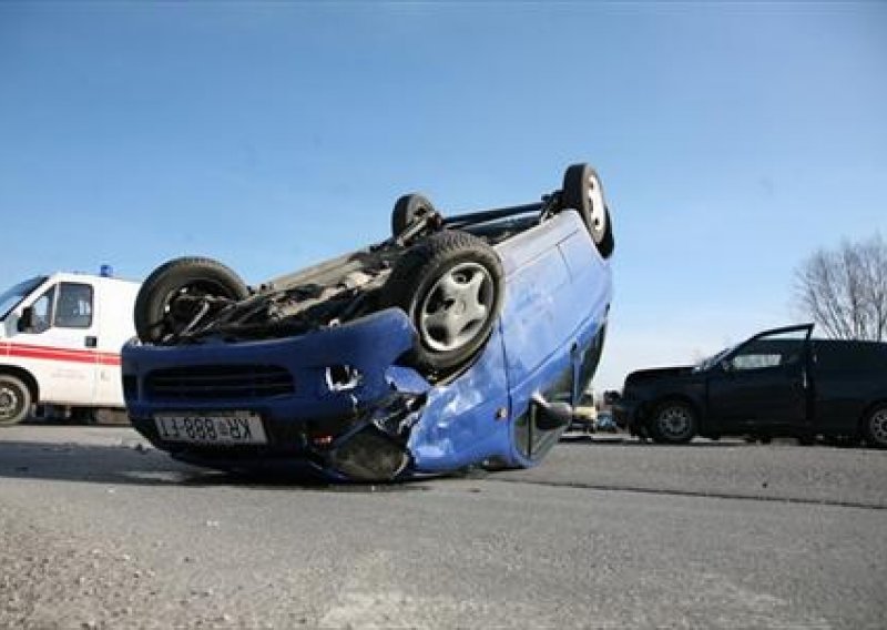 Preživjela salto mortale u automobilu