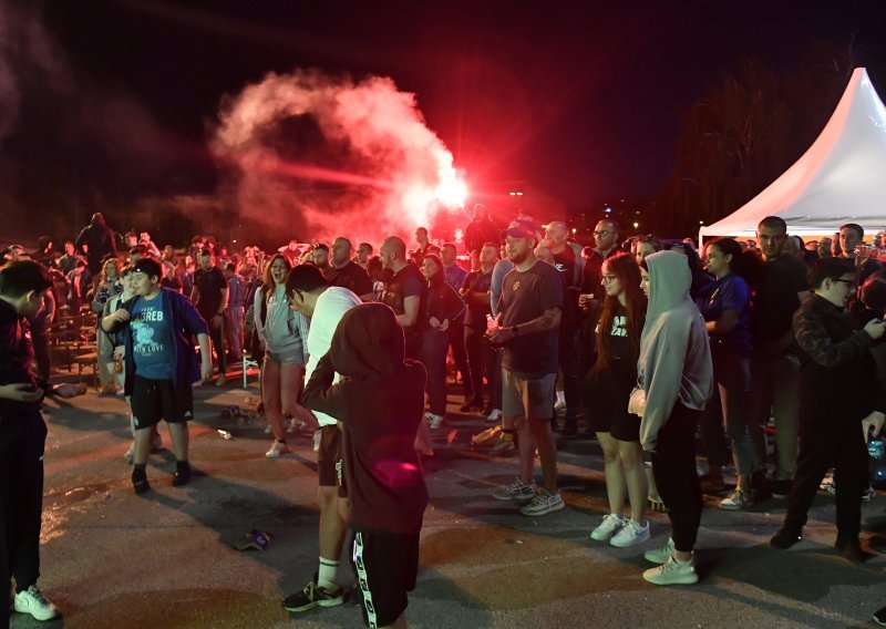 Zagreb u euforiji; Dinamove igrače dočekala bakljada, a Ristovski zapjevao Rijeci...