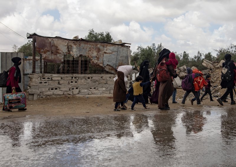 Izrael zračno napada Rafah dok poziva na evakuaciju iz tog dijela enklave