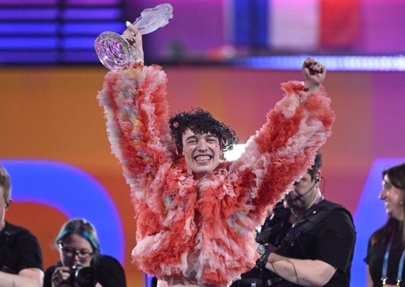 Ne manjka reakcija nakon što je pobjednik Eurosonga razbio stakleni mikrofon