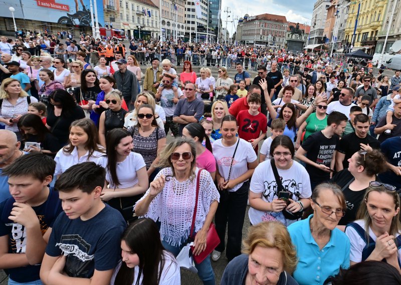 Evo kako izgleda atmosfera na dočeku Baby Lasagne na Trgu bana Jelačića