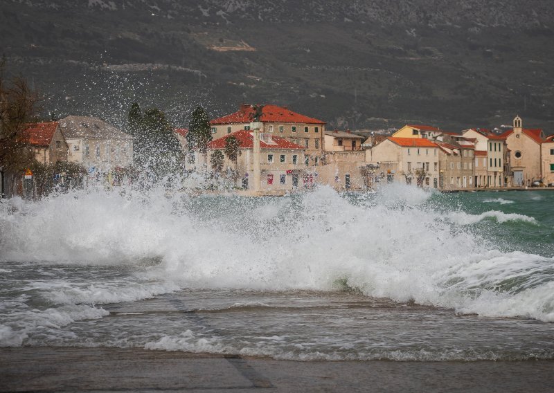 Obala pod žutim meteoalarmom zbog jakog juga, poslijepodne više kiše