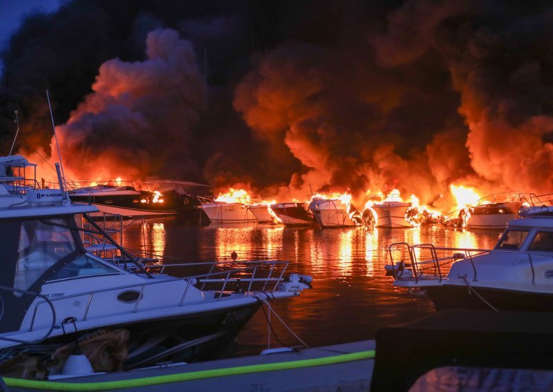Veliki požar u marini u Medulinu stavljen pod kontrolu: Izgorjelo više od 20 brodica