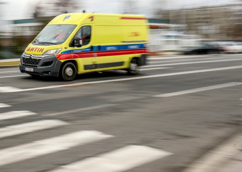 Osmogodišnje dijete na biciklu stradalo u prometu, prevezeno u Klaićevu