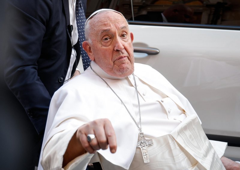 Papa poručio svećenicima: Držite kraće propovijedi, pa ljudi će vam zaspati