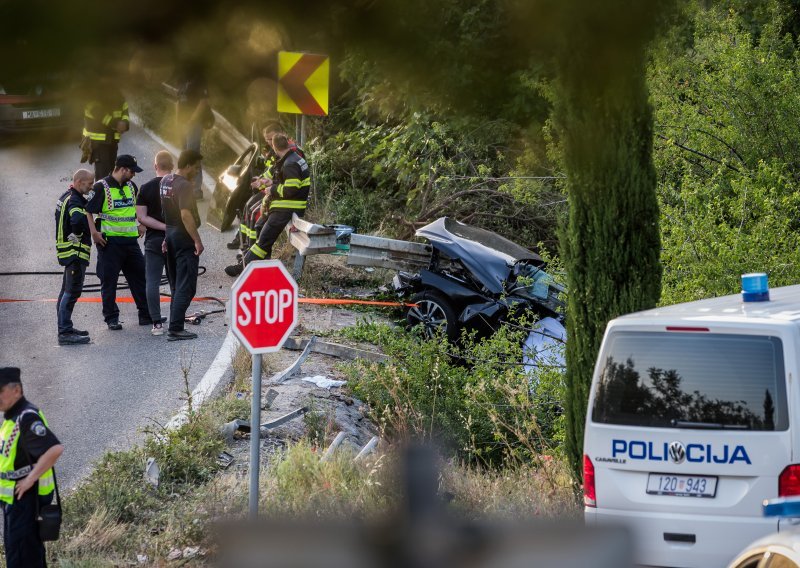 Jedna osoba poginula je u slijetanju vozila s cesta, još dvije su ozlijeđene