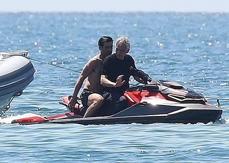 Andrea Bocelli odmara na luksuznoj jahti, a sve je iznenadio kada je sjeo na jet ski i dodao gas