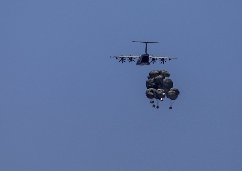 Prvi kamioni s humanitarnom pomoći krenuli s doka koji je SAD napravio u Gazi