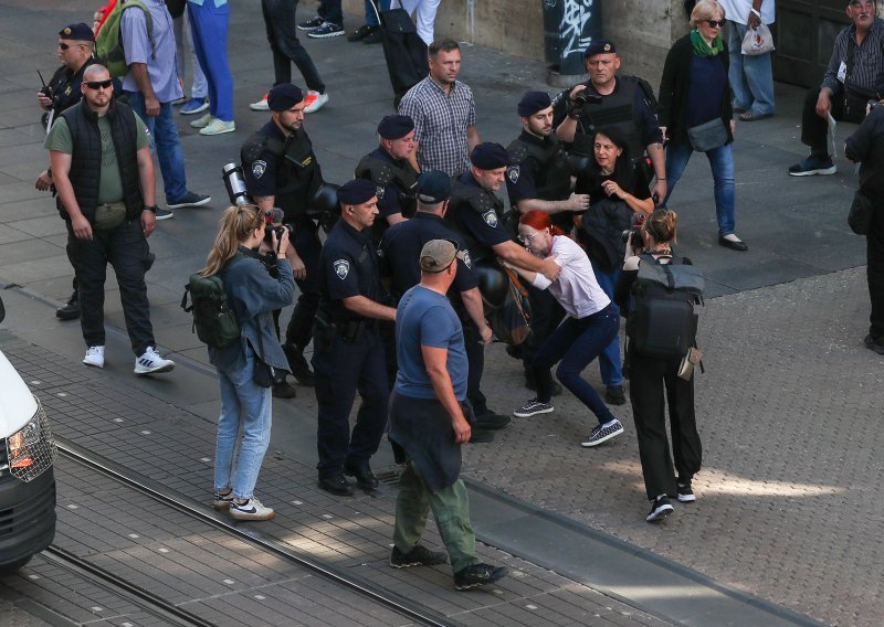 Hod za život u Zagrebu gotov: Interventna okružila aktivistkinje