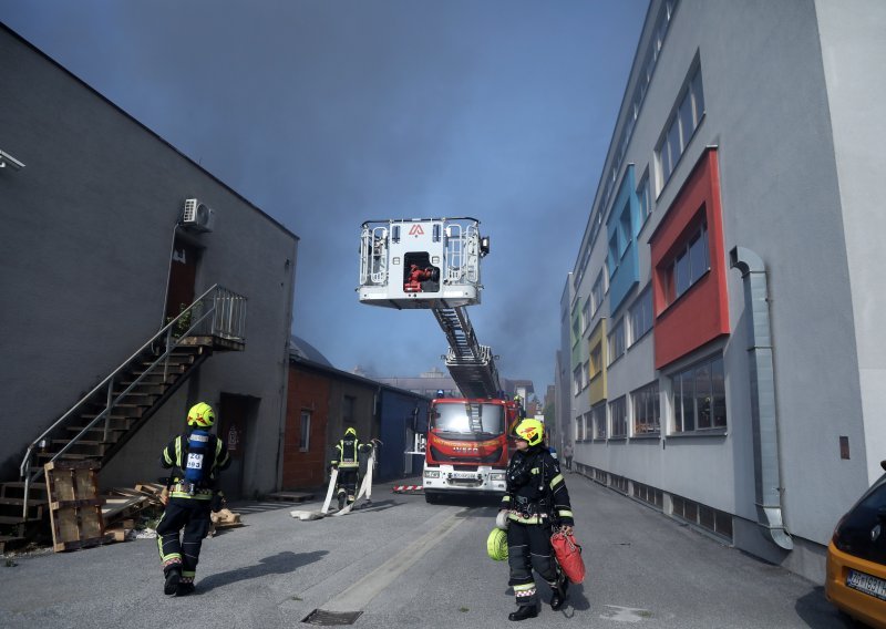 U tiskari na Trešnjevci gorio stroj, požar pod nadzorom