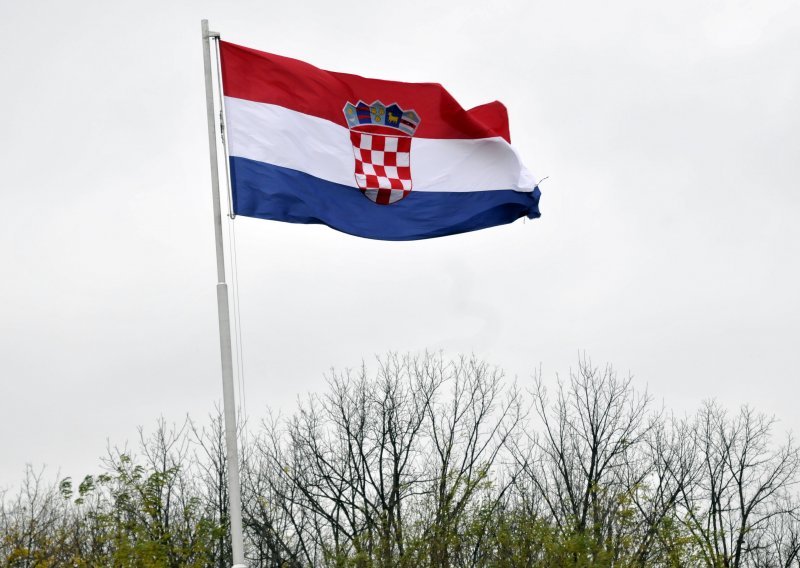 Mladić zapalio zastavu Hrvatske, sve snimljeno i objavljeno na mrežama, sad je u zatvoru