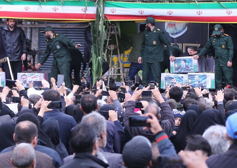 Počela prva ceremonija pogreba iranskog predsjednika; mnoštvo ljudi u Tabrizu