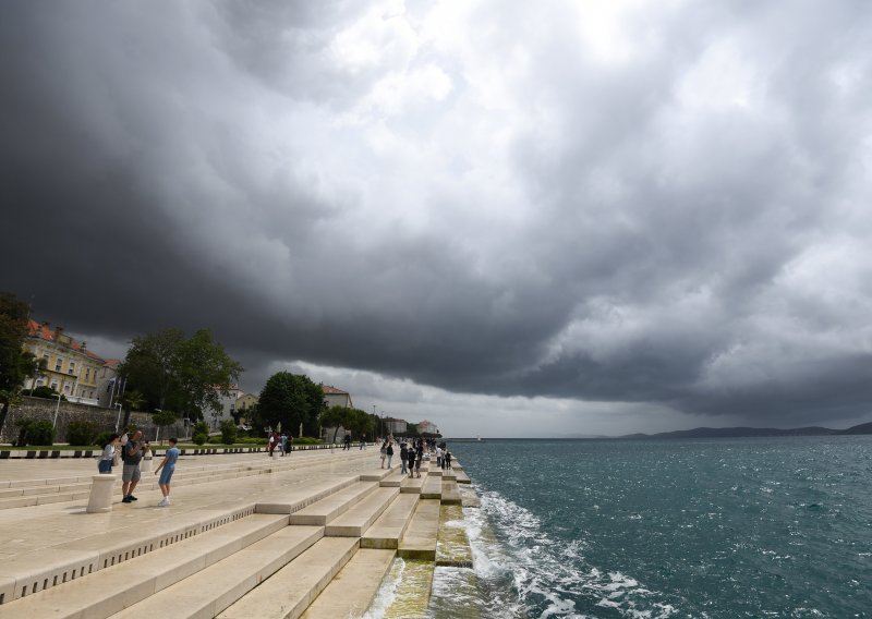 Nevrijeme stiglo do Zagreba, crni oblaci nad Zadrom. Objavljeno upozorenje lovaca na oluje