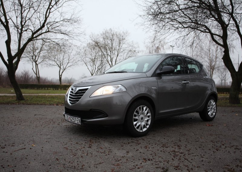 Lancia Ypsilon 1.2 Silver - gradska šminkerica