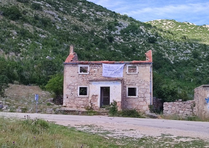 Osvanula zanimljiva poruka na ruševnoj kući Luke Modrića