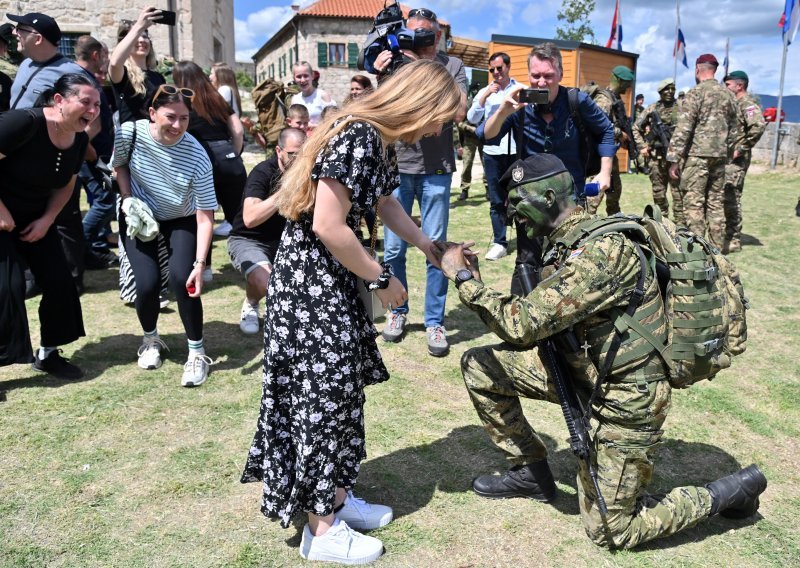 Poručnik zaprosio poručnicu na Kninskoj tvrđavi