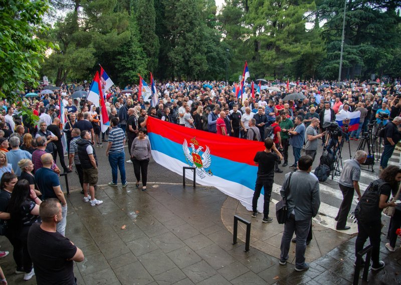 U Beogradu i Podgorici prosvjedi zbog rezolucije, skandira se Mladiću i Rusiji
