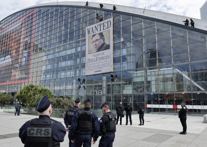 Aktivisti se popeli se na sjedište Totala u Parizu i izvjesili tjeralicu