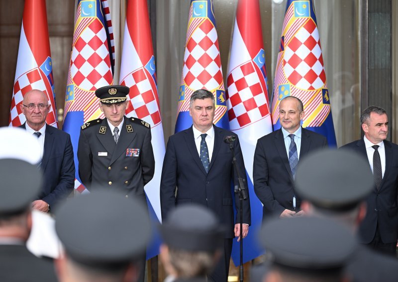 Prijam na Pantovčaku: Milanović dijelio odlikovanja i promaknuća, Plenković izostao