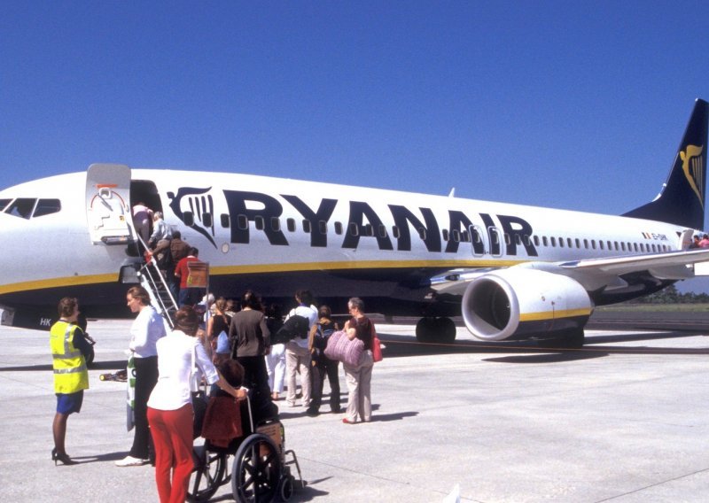 Niže cijene karata prepolovile dobit Ryanaira