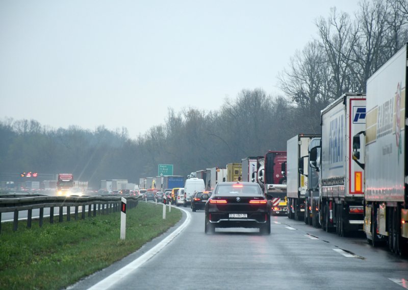 Drama na zagrebačkoj obilaznici: Pukla 'naprava', probušene gume na automobilima