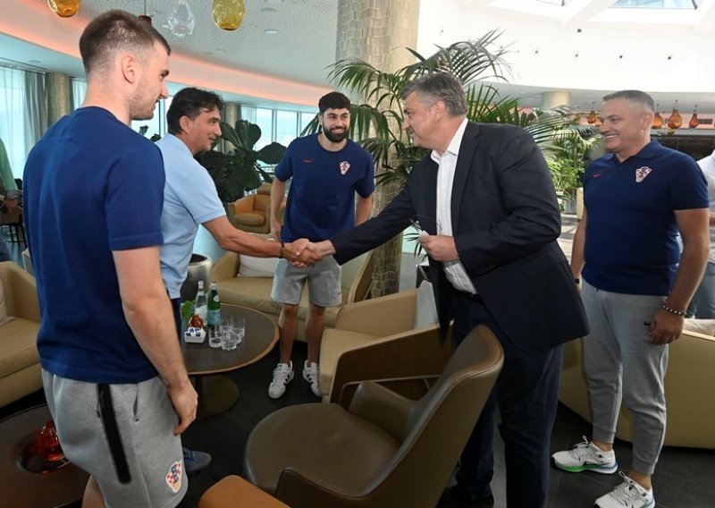 Plenković posjetio 'Vatrene' da ih ohrabri, dvojica igrača uručila su mu poklone