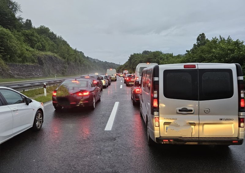 Na autocesti prema moru u tijeku opsežne kontrole, 'lijevak' stvorio kolonu od 5 km