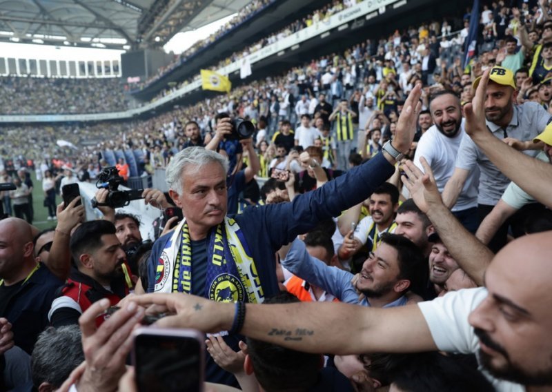 Jose Mourinho novi ugovor potpisao na stadionu pred 30.000 navijača!