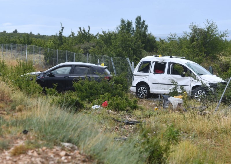 Više ozlijeđenih u izlijetanju s ceste, a potom i naletu vozila na djelatnike HAC-a