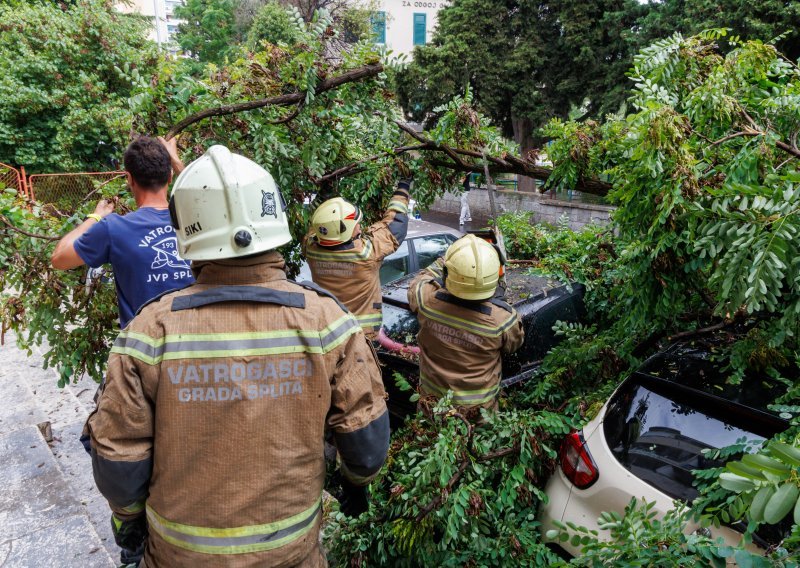 Nevrijeme s tučom poharalo obalu, stiglo i upozorenje za istok Hrvatske