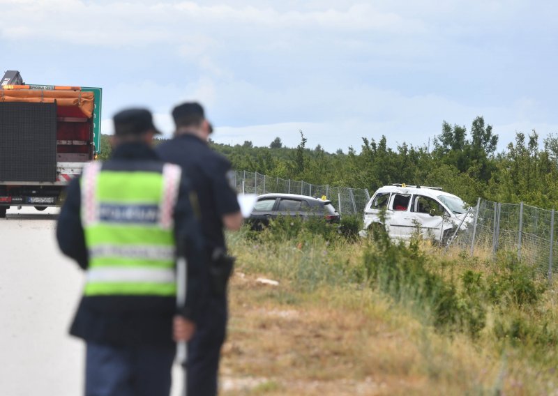 Radnici HAC-a u bolnici nakon što je automobil naletio na njih dok su pomagali unesrećenima na A1