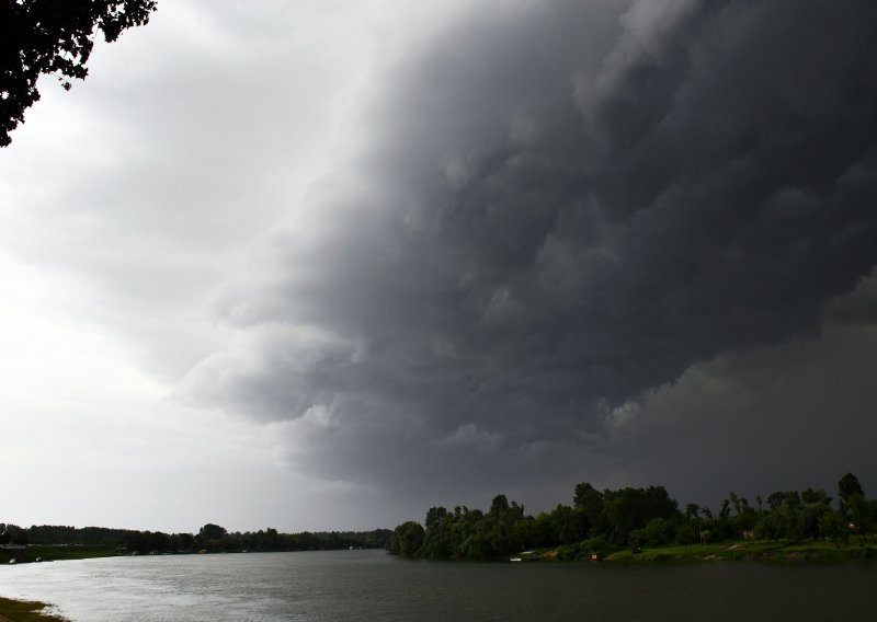 Nevrijeme poharalo istok zemlje, voda potopila županijsku cestu Grubišno Polje-Daruvar