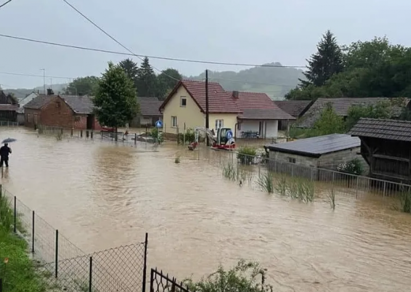 Žena u Rasinji umrla od srčanog udara, mrtvozornika morali prevesti bagerom