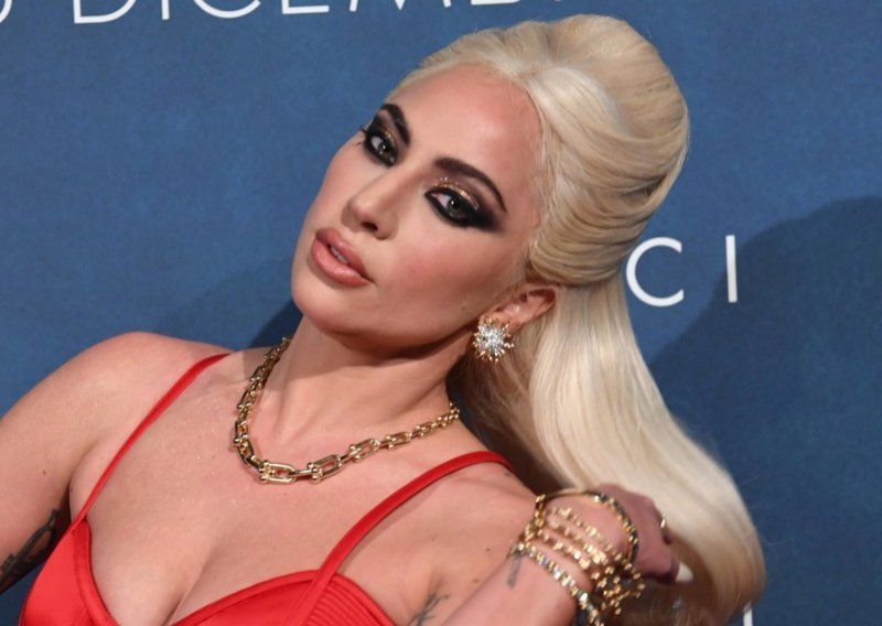 Lady Gaga će postati majka? Najnovije fotografije otkrile su trbuščić