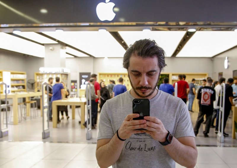 U trgovine nosili bezvrijedne kopije iPhonea: Pet osoba deset godina varalo Apple