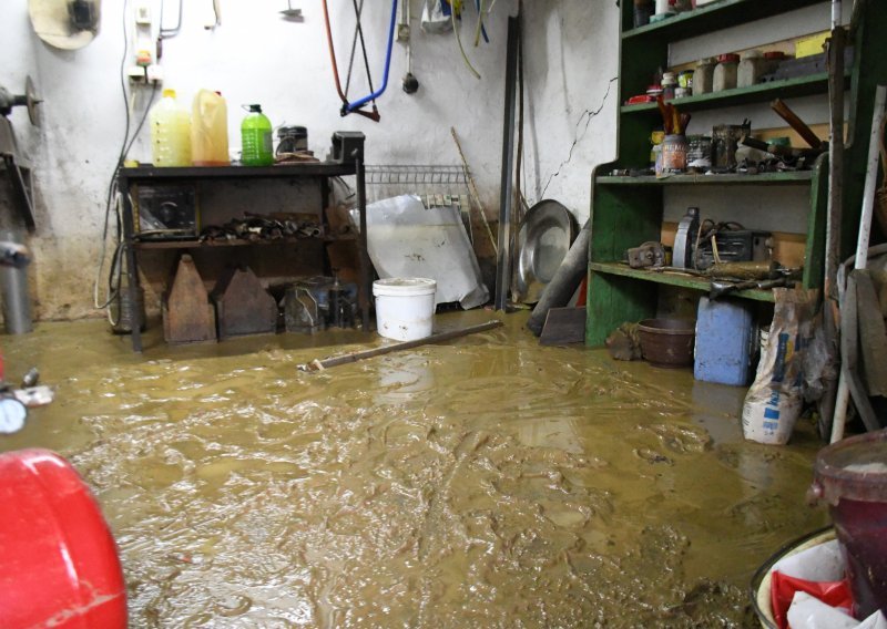 Asfalt pukao, domovi plivaju u blatu: Pogledajte što je poplava napravila od Rašenice