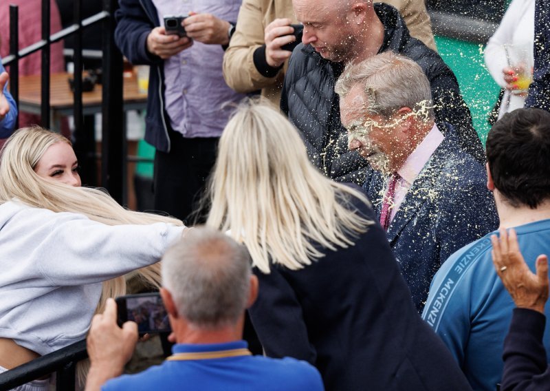 Žena zalila Nigela Faragea milkshakeom na početku izborne kampanje