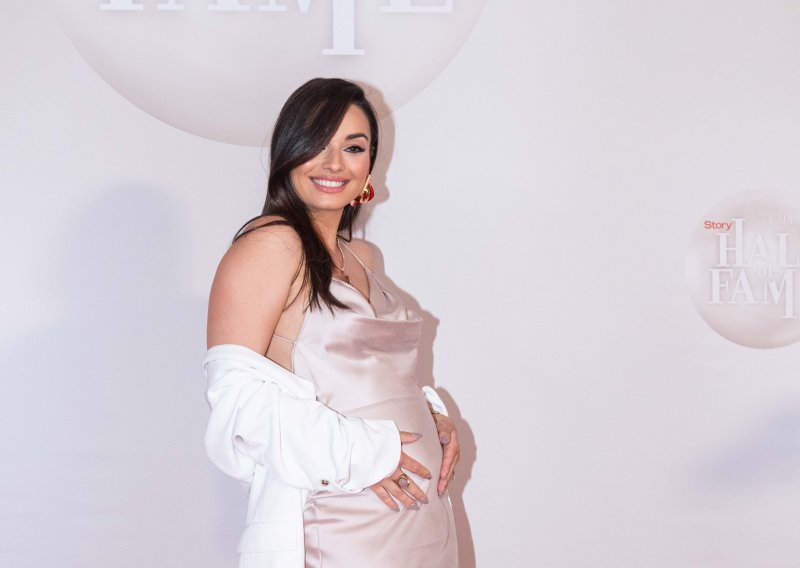 Glumica iz domaćih serija na crvenom tepihu otkrila da je trudna i pokazala trbuščić