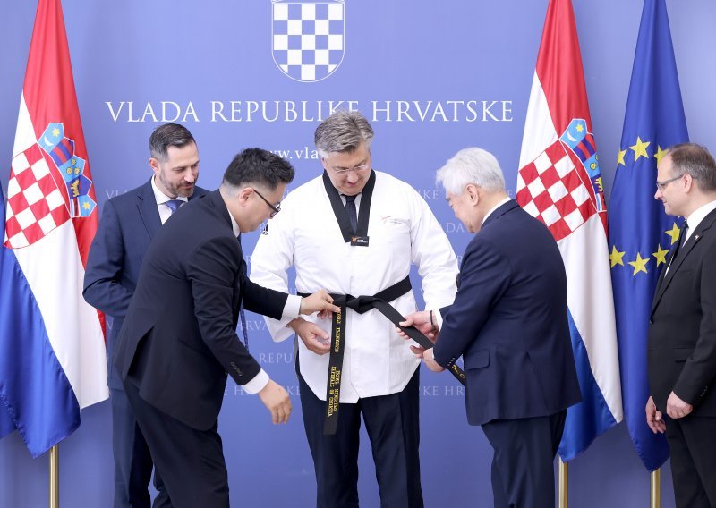 Plenković odjenuo dobok i 'dobio' crni pojas od predsjednika taekwondo federacije